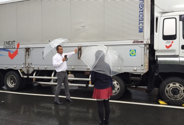 トラックの前で説明